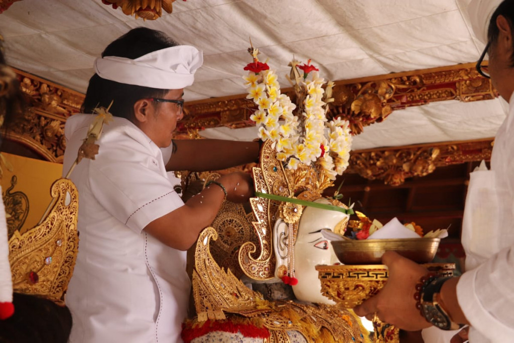 Bupati Giri Prasta Nyumpangi Sekar ring Petapakan Ida Betara Ratu Gede Desa Adat Getasan